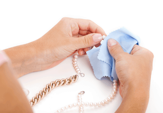 Cum întreții bijuteriile handmade: curățare, depozitare, reparare