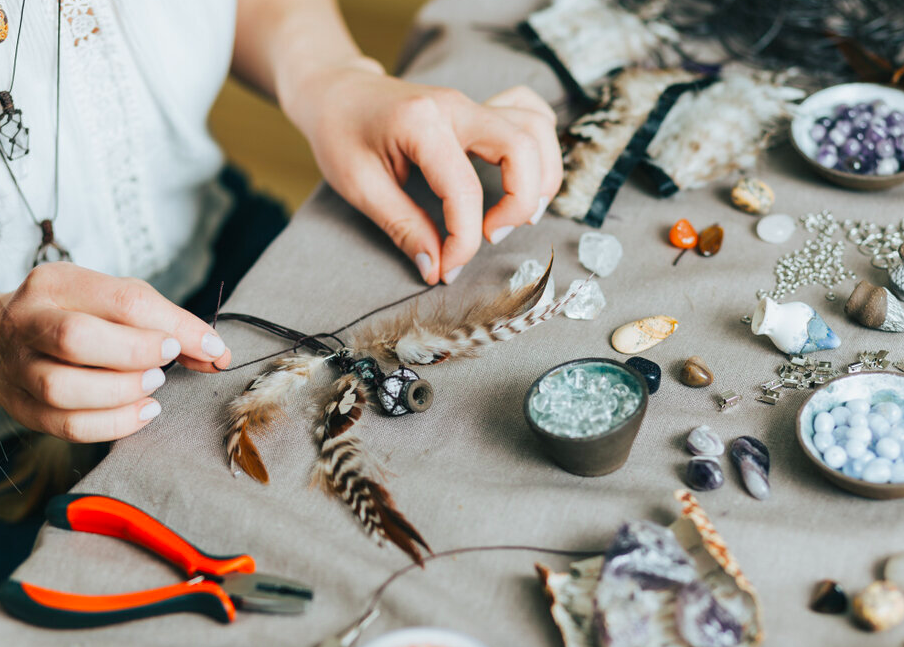 Cât costă să-ți începi propriul atelier de bijuterii handmade? Ghid financiar detaliat