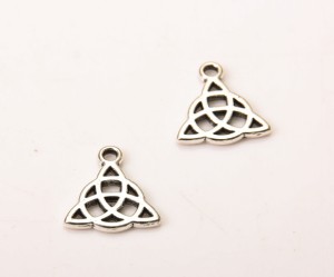 Charmuri argintiu antichizat Triquetra 10 buc 1.5 cm