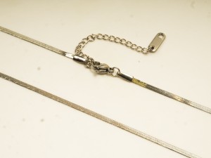 Lantisor din inox argintiu , lat,  2X0.5 mm, cu inchizatoare 45 cm, 1 buc