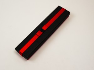 Cutie pentru lantisor, bratara, ceas,- 5X20X2.5 cm, rosu cu negru