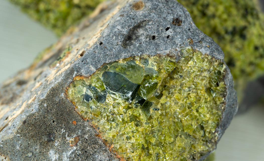 Peridotul – piatra prospețimii interioare, a transformării blânde și a luminii curate