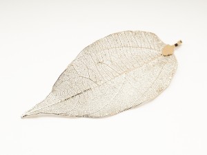 Pandantiv frunza naturala imbracata in metal argintiu inchis, cca 7- 8 cm, 1 buc