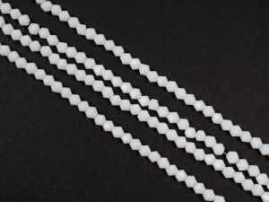 Cristale biconice sticla alb mat -aprox.92 buc, 4 mm