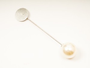 Baza brosa argintiu inchis, 7.6 cm, disc 1.5 cm, imit perla 1.5 cm , 1 buc