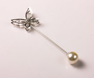 Ac de brosa cu imitatie perla si fluturasi cu cristale, 8.5 cm,