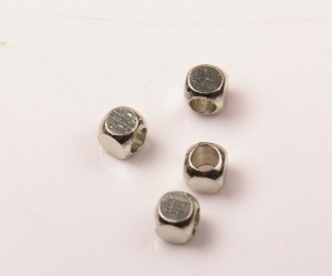 Margele cubice metal argintiu inchis 3 mm, gaura 2 mm, 30  buc