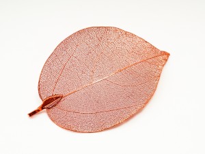 Pandantiv frunza nat. imbracata in metal, caramiziu 8 cm, 1 buc