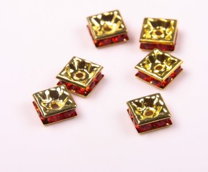 Distantiere Rhinestone aurii patrate cristale rosii - 8 mm, 6buc