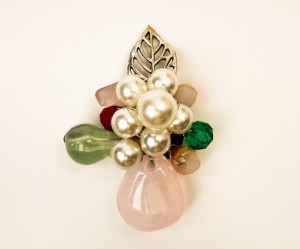 Brosa handmade cu perle imitatie si margele din sticla 5 cm