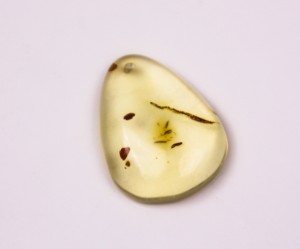 Pandativ din chihlimbar cca 3 cm, gaura 1 mm,  1 buc