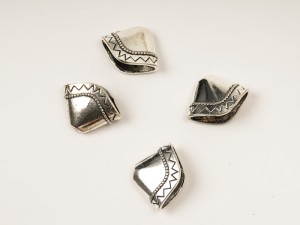 Capete de sirag argint tibetan, cca 2 cm, gaura 1.2 mm, 4 buc