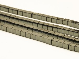 Cuburi hematit 4 mm, cca 45 buc, gaura 1 mm
