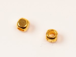 Cuburi aurii din metal 3 mm, gaura 2 mm, 30 buc