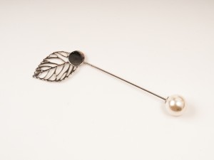Ac de brosa cu perla, cu baza pentru cabochon diam 8 mm, lungime 9 cm
