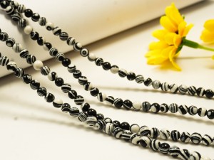 Sfere din compozit alb cu negru 4 mm - cca 44 buc, gaura 0.8 mm