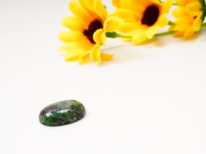 Pietre cabochon din rubin zoisit d:12X16 mm, 1 buc