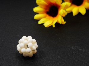Bulgarasi din margele de coral alb cca 1.5 cm, 1 buc