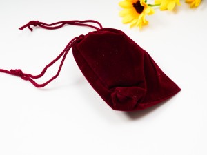 Saculeti din plus, pentru bijuterii, culoare grena, 7X9cm , 1 buc