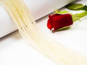 Cristale fatetate din sticla 2X1.5 mm, crem sidefat cca 220 buc, gaura 0.6 mm