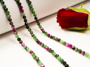 Pietre fatetate din rubinzoisit, 3 mm, cca 60 buc, gaura 0.7 m