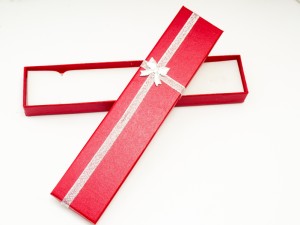 Cutie pentru lantisor, bratara, ceas,- 5X20X2.5 cm, rosu cu argintiu